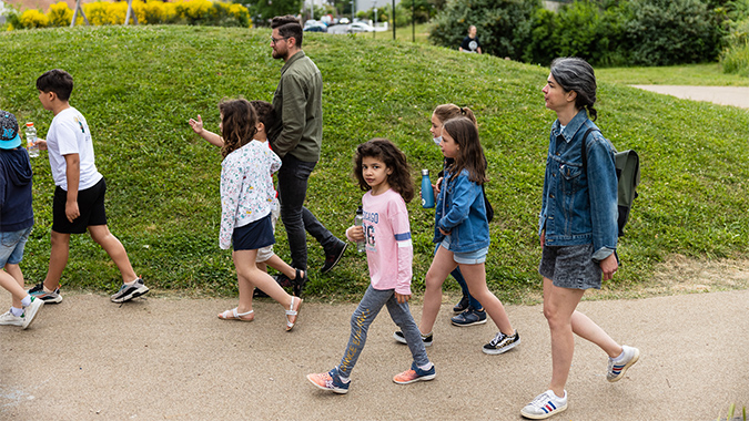 Les enfants n'ont que quelques hectomètres à parcourir, via le parc de la Méta, pour atteidre le potager © Jean-Félix Fayolle pour Nantes Métropole