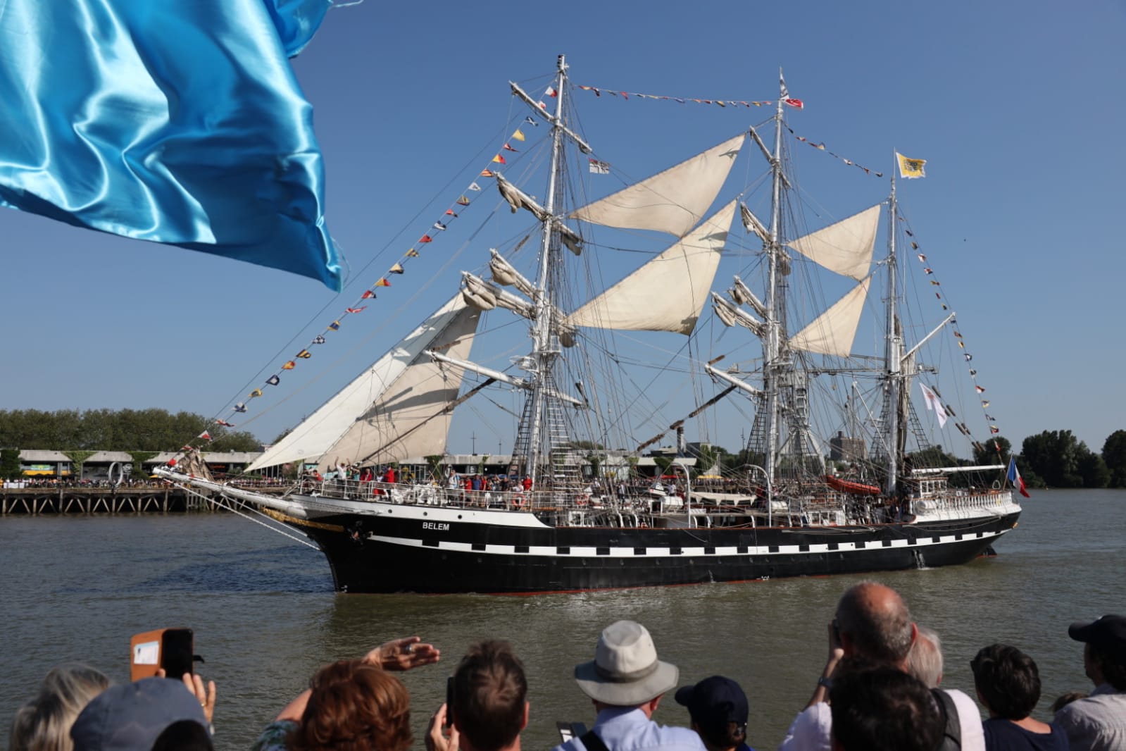 Le Belem lors de son arrivée à Nantes, en tête de la parade nautique de Débord de Loire. Photo : Jean-Félix Fayolle