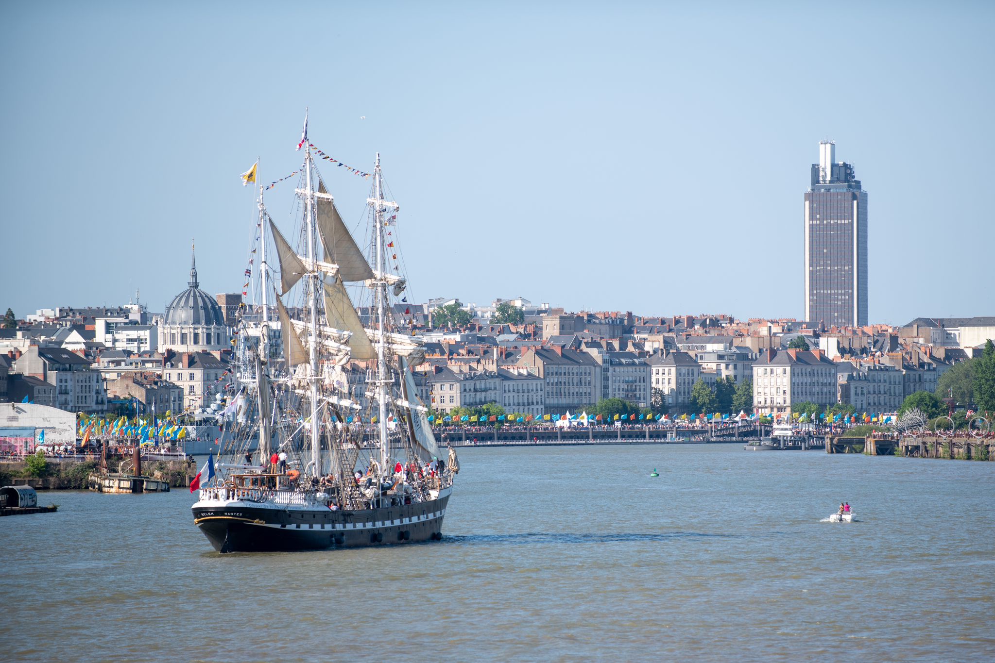 Le Belem lors de son arrivée à Nantes, en tête de la parade nautique de Débord de Loire. Photo : Patrick Garçon