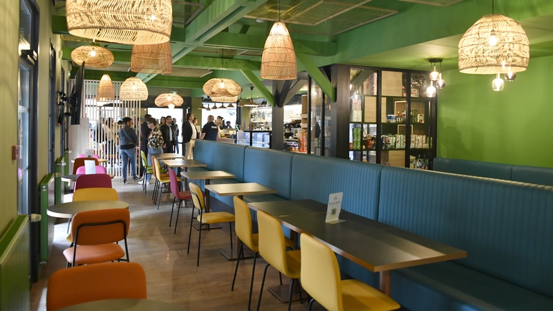 La guinguette Le Bivouac : un nouveau bar-restaurant ouvert à tous, résidents du camping ou non, qui se distingue par ses couleurs vives et son alimentation circuits courts.