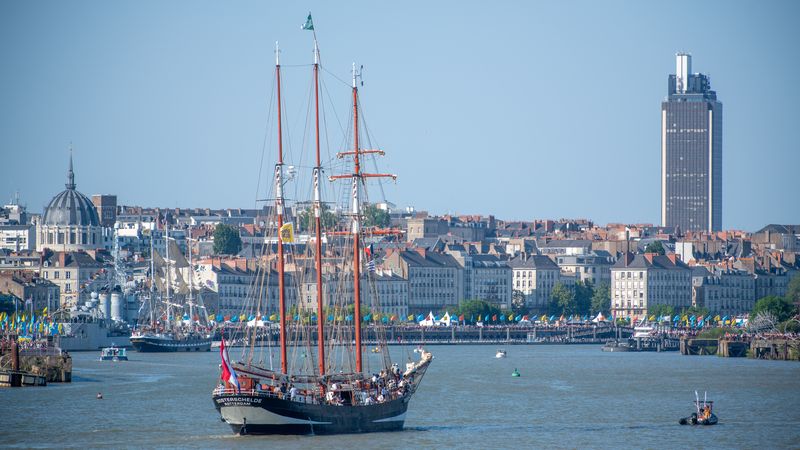 Point d’orgue de Débord de Loire 2025 : la grande parade nautique du samedi 14 juin réunira jusqu’à 200 bateaux autour du Belem, de l’Étoile du Roy, de l’Hydrograaf et de la Recouvrance. © Patrick Garçon