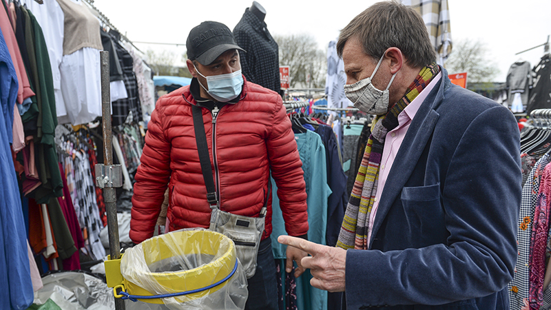 Les sacs plastiques non réutilisables ont été interdits d'usage sur le marché de la Petite-Hollande, à Nantes © Thierry Mezerette pour Nantes Métropole