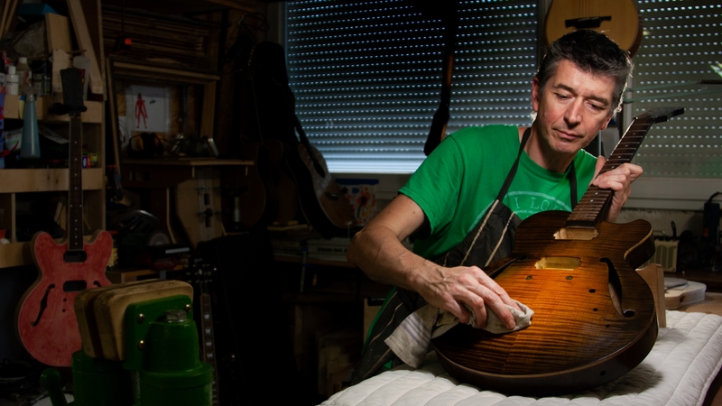 Les luthiers fabriquent eux-mêmes leurs instruments d'exception avec la recherche d'une forme, d'une esthétique et d'un son parfait © Ines Elichondoborde.