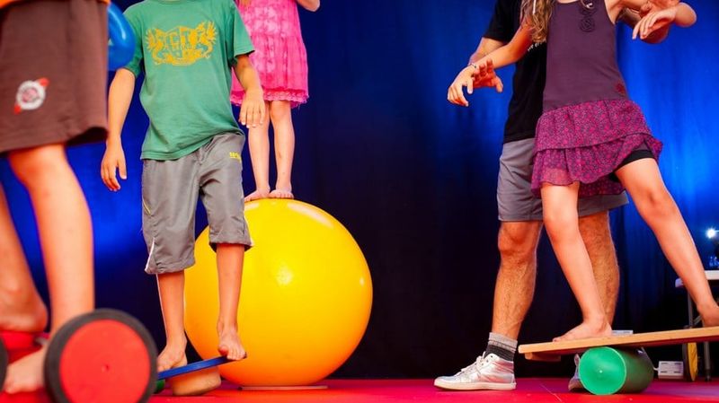 Tous en piste avec Môm'Nantes qui propose une introduction à la jonglerie et à l'équilibre sur objets !