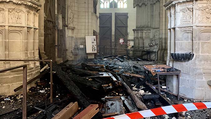 Les premières constatations témoignent de l’importance de l’incendie : des débris carbonisés sont retrouvés sur le sol de la cathédrale.