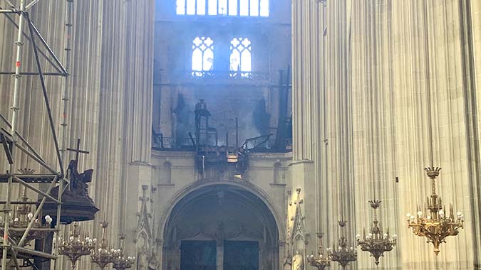 L’un des joyaux n’est plus : le grand orgue du 17e siècle, qui avait survécu à l’incendie de 1972, est entièrement détruit.
