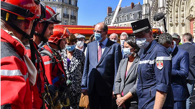 Johanna Rolland, maire de Nantes, Jean Castex, Premier ministre et Roselyne Bachelot, ministre de la culture, saluent l’engagement remarquable des pompiers.