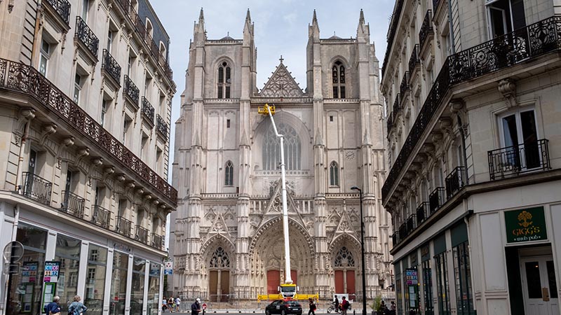 La cathédrale Saint-Pierre-et-Saint-Paul devrait rouvrir au culte et à la visite par zones successives en 2021.