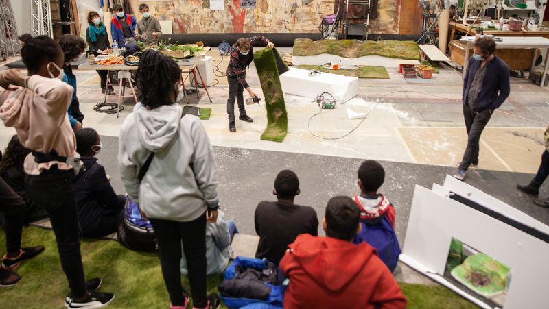 Les enfants découvrent le décor conçu dès 2019-2020 par Guillaume Carreau et réalisé par l’atelier de décor d’Angers Nantes Opéra, suite à des séances d’échanges et d’élaboration avec les élèves (photo Céline Jacq).