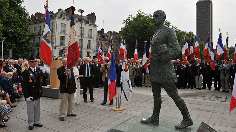Le 18 juin 2010, 70 ans après l’Appel de Londres, une statue du général de Gaulle était inaugurée sur l’esplanade des Cinq communes compagnons de la Libération, située à l’extrémité du cours des 50-Otages à Nantes