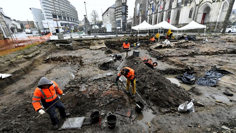 Les archéologues fouillent depuis fin septembre et jusqu’en mars 2025 une parcelle de 600 m² face à l’hôtel de ville de Rezé. © Marc Roger 