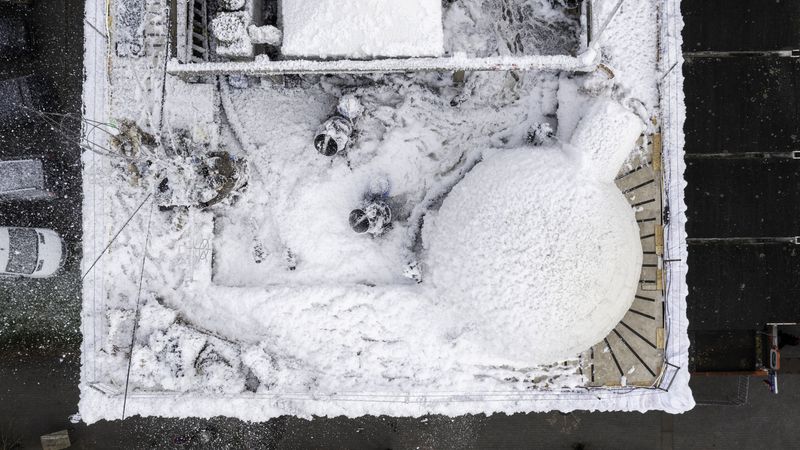 Sur cette image prise d'un drone, la neige a fini par recouvrir le toit de l'immeuble ! (photo © Valéry Joncheray).