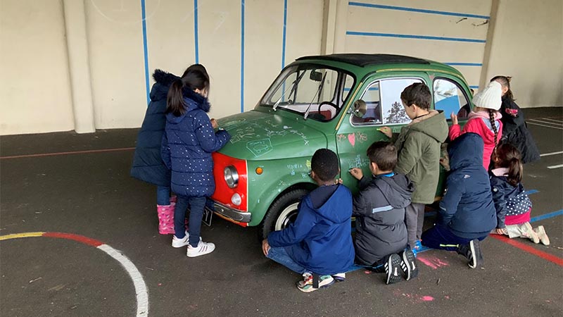 Une « Fiat 500 tableau d’école » dans la cour de Lucie-Aubrac : c’est la nouvelle intervention, poétique et nomade, de Royal de Luxe à Bellevue.