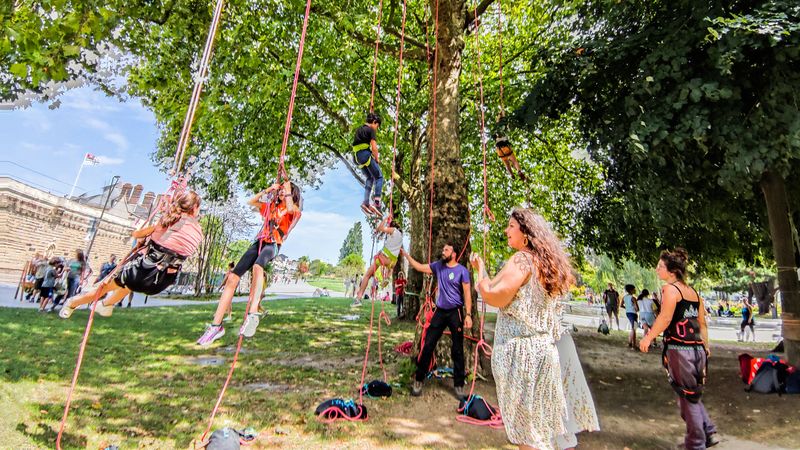 Jeunes et moins jeunes découvrent la grimpe d’arbres avec l’association Escapades Branchées. © Garance Wester