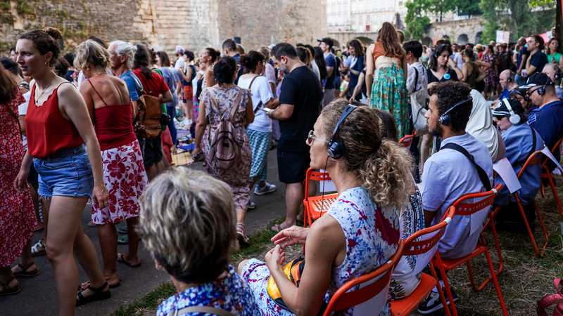 Équipées de casques, une douzaine de personnes en situation de handicap visuel ont assisté au concert des 49ers dans le cadre d’une audiodescription proposée par Pick Up Production © Garance Wester.