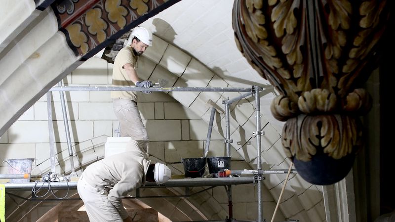 Les compagnons de l'entreprise Lefèvre œuvrent sur le chantier de la cathédrale de Nantes. © Romain Boulanger