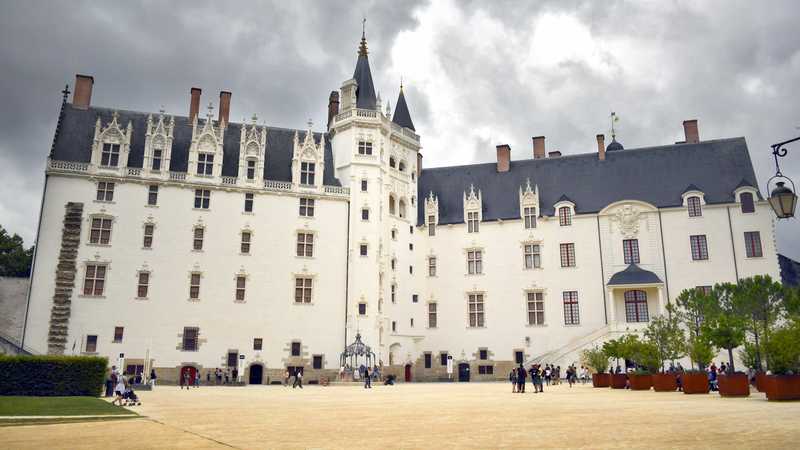 La cour du château des ducs de Bretagne accueille les simples visiteurs, ceux du musée mais aussi de nombreuses animations et spectacles © Rodolphe Delaroque.