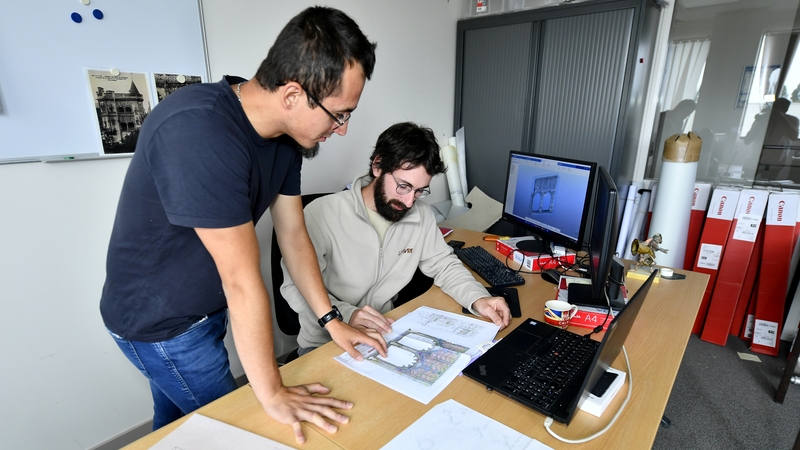 Maxime Contard et François Tricoire sont appareilleurs à l’entreprise Lefèvre. À partir de relevés 3D et cotes pris sur site, ils produisent des gabarits qui serviront de base de travail aux tailleurs de pierre. (photos © Marc Roger)