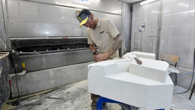 Un bloc de tuffeau – pierre calcaire tendre – est préparé dans un des boxes de l’entreprise Lefèvre à Sainte-Luce, équipé d’un puissant aspirateur pour les poussières.