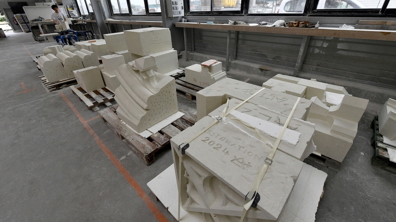 Ces blocs entreposés dans l’atelier de Sainte-Luce, accompagnées d’une fiche d’identification, attendent d’être transportés sur site. Ils seront ensuite insérés dans les murs en remplacement des blocs dégradés, puis sculptés.