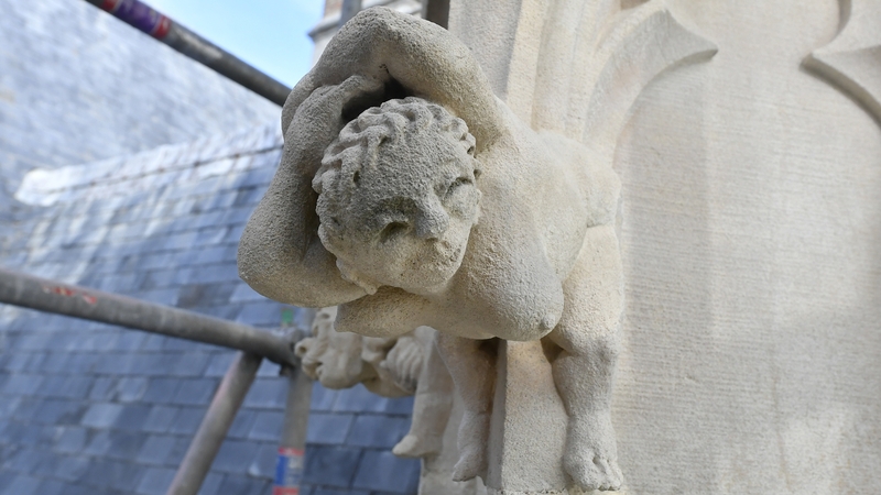 Les tailleurs de pierre sont parfois facétieux… Ce personnage féminin sculpté lors d’une campagne de restauration précédente, est inspiré par l’actrice italienne Gina Lolobridgida.