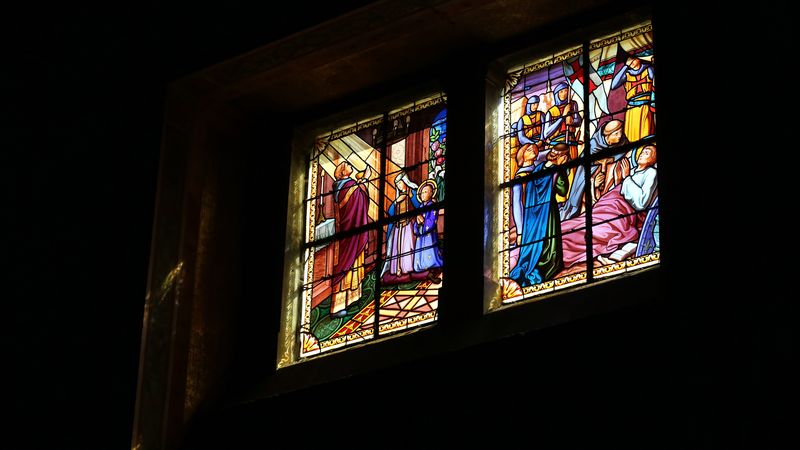 Les vitraux de Notre-Dame-de-Bon-Port ont été déposés pour être restaurés en atelier, les pièces desserties, nettoyées et réassemblées avant la repose.