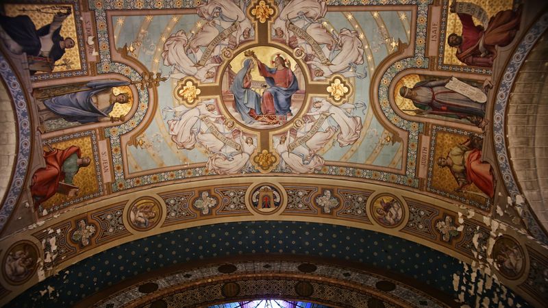 Un gros travail de restauration a été fait sur les décors peints de l’église, notamment la frise de 140 personnages. « On est allé dans le détail, l’extrême précision pour la moindre intervention », souligne Olivier Chateau.
