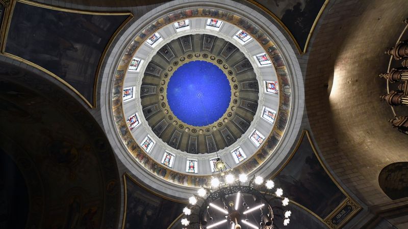 À l'intérieur de l'église : la coupole est ornée d'un ciel étoilé.