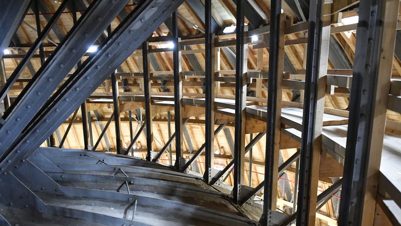 La structure intérieure du dôme, où se mêlent bois et métal.