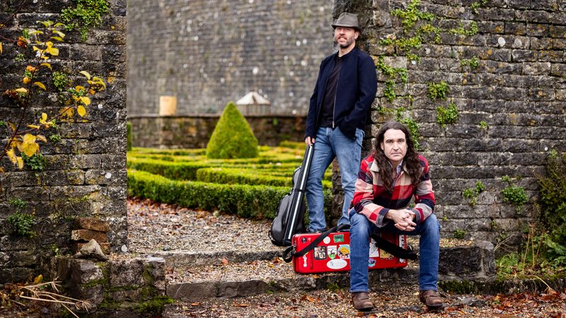 Le duo formé de Blackie O’connell (uilleann pipes, sorte de cornemuse) et Eoghan Neff (violon) promet une soirée survoltée. © Mrs RedHead Photography.