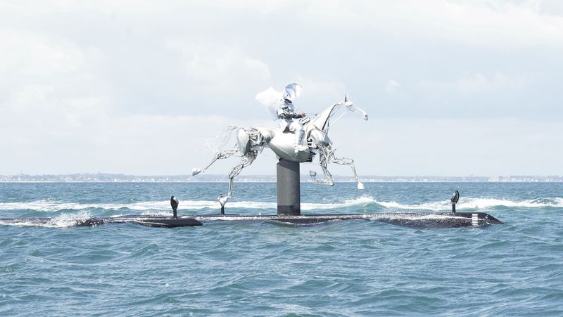 Avant qu'il ne galope sur la Seine, le cheval de l'atelier Blam a réalisé des essais au large de Quiberon © Atelier Blam.