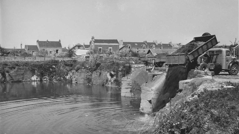  La Carrière Barré d'où est extrait du granit, est exploitée jusqu'en 1962 avant d'être remblayée © Archives de Nantes.