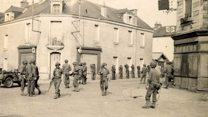 L’arrivée des Américains à Carquefou le 9 août 1944. A l'arrière plan, on distingue des prisonniers alignés le long d'un mur © Archives de Nantes.