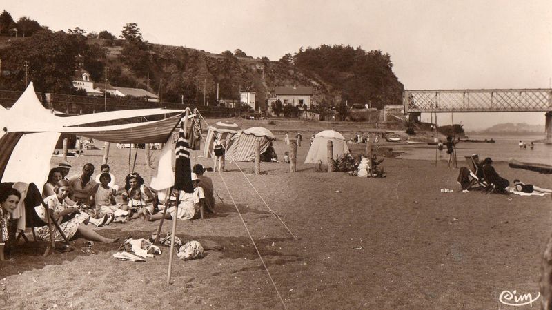 À Mauves-sur-Loire, exposition et spectacle sont programmés sur la plage verte à procimité du pont.