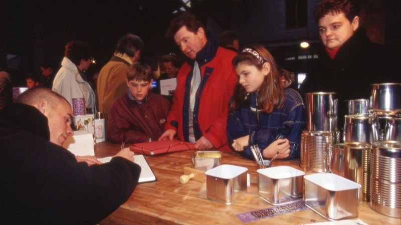 Entre octobre et décembre 1999, les Nantaises et Nantais ont pu déposer des objets de leur choix © Régis Routier - Archives de Nantes