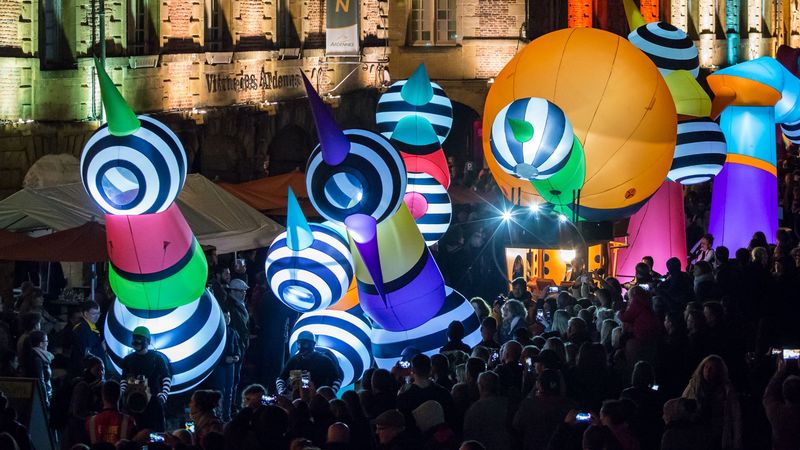 Le spectacle Les lampadophores va animer le centre-ville mardi 10 décembre © Thierry Michel.