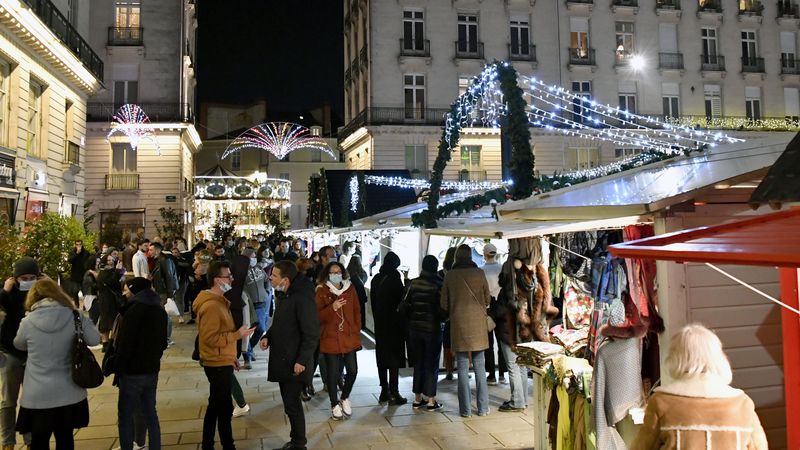 Du fait des travaux en cours place du Commerce, le marché de Noël s'est concentré en 2021 sur la place Royale.