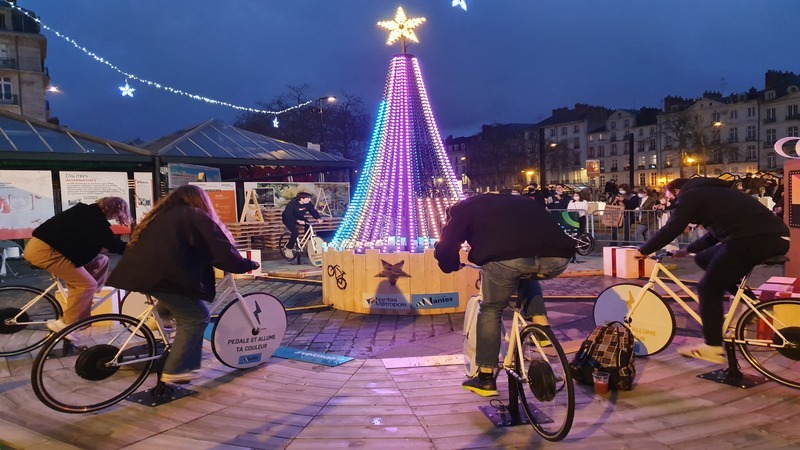 Pour que les 2 550 leds du Vélo sapin s’illuminent, il faut pédaler sur l’un des huit vélos générateurs d’électricité, dont deux pour enfant.