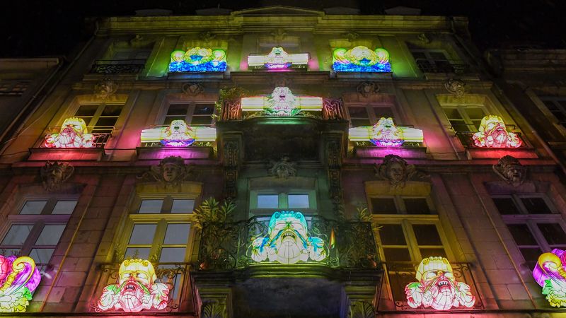 Toujours dans le quartier du Bouffay, les mascarons lumineux ont envahi cette façade du 18e siècle dominant la place du Pilori © Thierry Mezerette