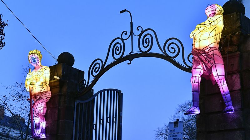 Deux statues lumineuses encadrent l’entrée du château des Ducs de Bretagne. Vincent Olinet était déjà l’auteur, pour le Voyage à Nantes 2018, du lit à baldaquins flottant sur le bassin Saint-Félix. © Rodolphe Delaroque