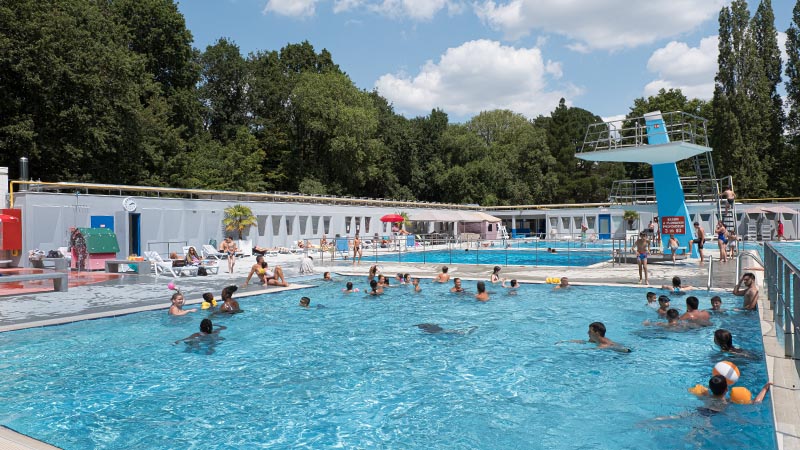 Dans son cadre bucolique à deux pas de la Chézine, la piscine municipale des Dervallières accueille petits et grands dans ses trois bassins.