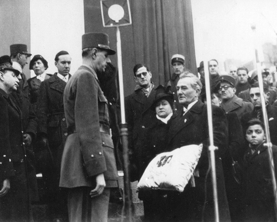Peu après l'exécution des 50 otages (48 en fait), le général de Gaulle décerne la croix de Compagnon de la Libération à la Ville de Nantes (Crédit Archives de Nantes).
