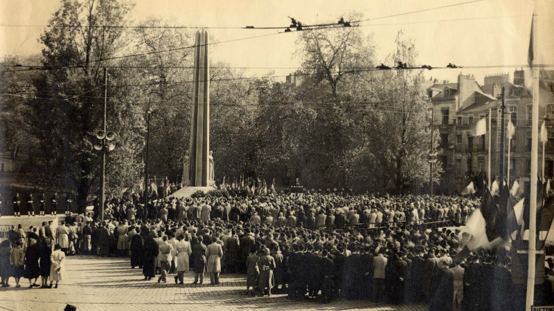Le 22 octobre 1952 est inauguré le monument commémoratif, dessiné par Marcel Fradin et sculpté par Jean Mazuet, érigé au bout de l'actuel cours des Cinquante-Otages (Crédit : Archives de Nantes)