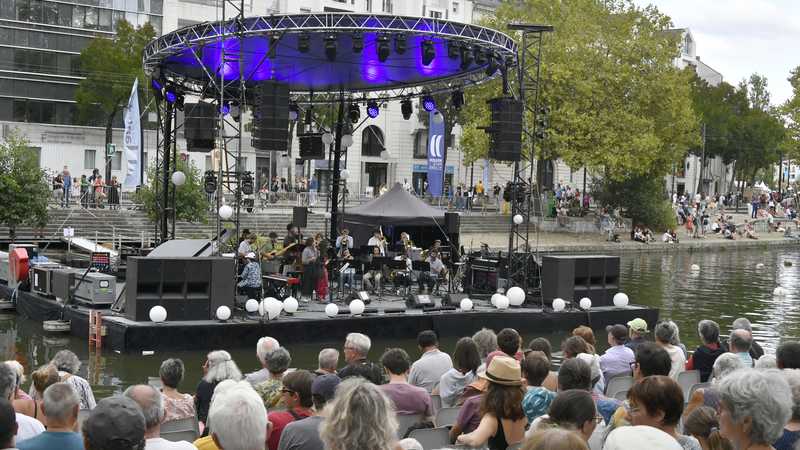 À Nantes, la scène du bassin Ceineray va voir défiler les meilleurs artistes et formations, le tout gratuitement © Rodolphe Delaroque.