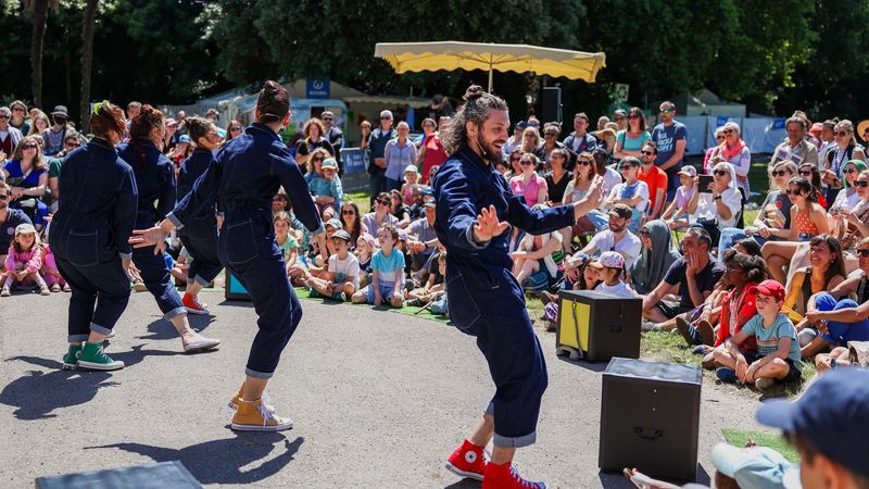 Chaque année, le festival des Scènes Vagabondes propose du spectacle vivant gratuit aux Nantaises et Nantais © Garance Wester.