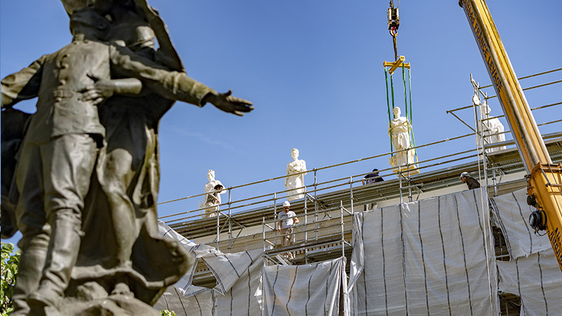 Les 10 statues sculptées par Edmond Fain surplombent désormais la place de la Bourse.