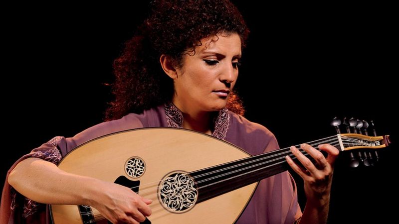 Spécialiste du oud, Waed Bouhassoun proposera à la Folle Journée une mise en musique de chants d’amour et poèmes soufis. © DR