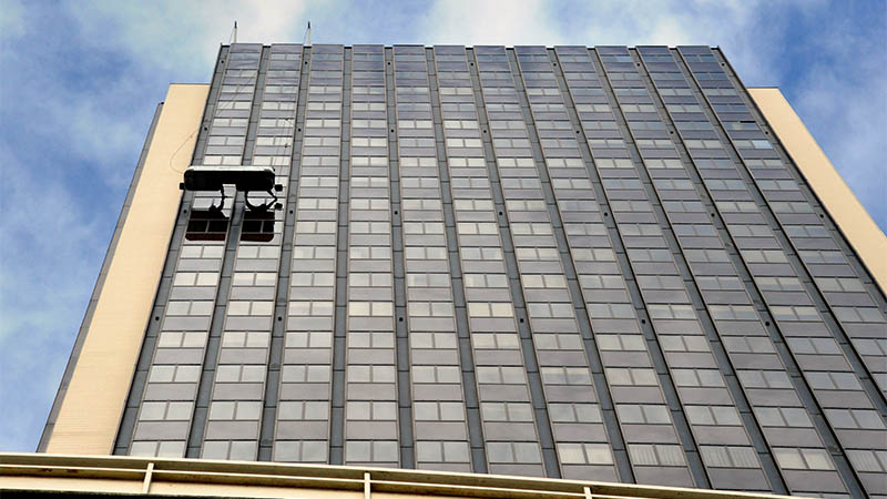 Avec ses 144 m, c’est la quatrième tour de bureaux la plus haute de France, hors région parisienne. Une fois par an, deux employés s’attaquent au nettoyage des 3 000 vitres de l’édifice, à l’aide d’une grande nacelle. L’opération prend environ un mois.
