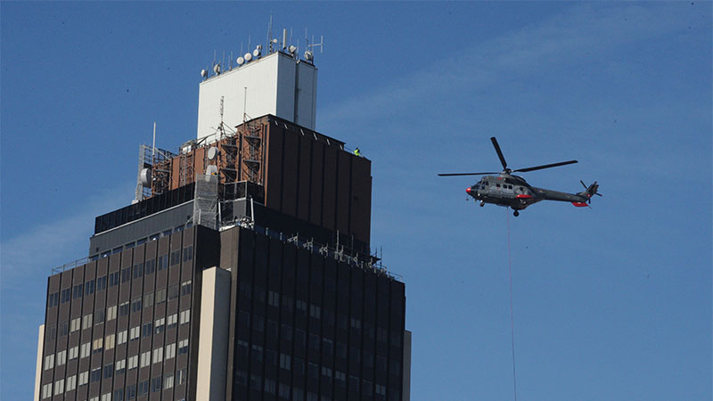 Ballet d’hélicoptère dans le ciel nantais ! En mars 2015, l’hélitreuillage est nécessaire pour changer la climatisation de la tour. 40 tonnes de matériel sont ainsi transportés…
