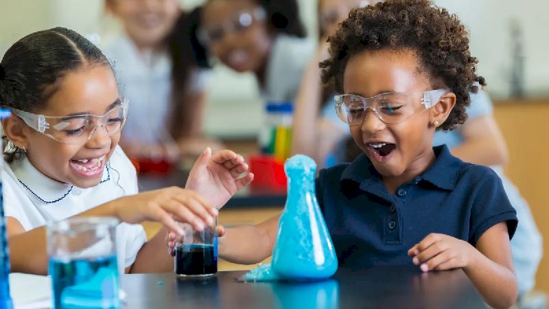 Amusement garanti grâce aux activités scientifiques des Petits Débrouillards !